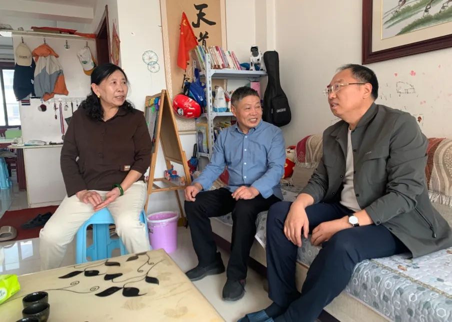 重阳敬老 | 爱老敬老送眷注 重阳慰问暖人心-万赢娱乐要闻-万赢娱乐