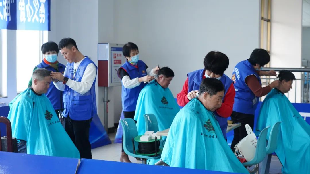 幸福从“头”最先 爱心义剪走进职工身边-万赢娱乐要闻-万赢娱乐
