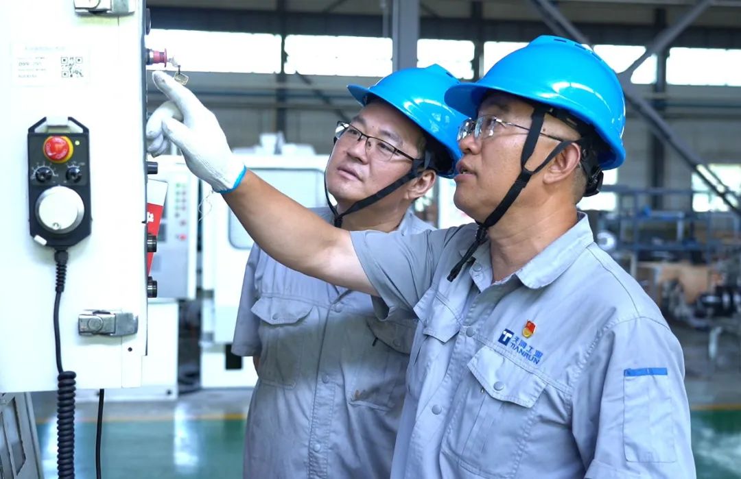 模范 | 万赢娱乐工业首席技师王洋荣获“威海市优异共产党员”-万赢娱乐要闻-万赢娱乐