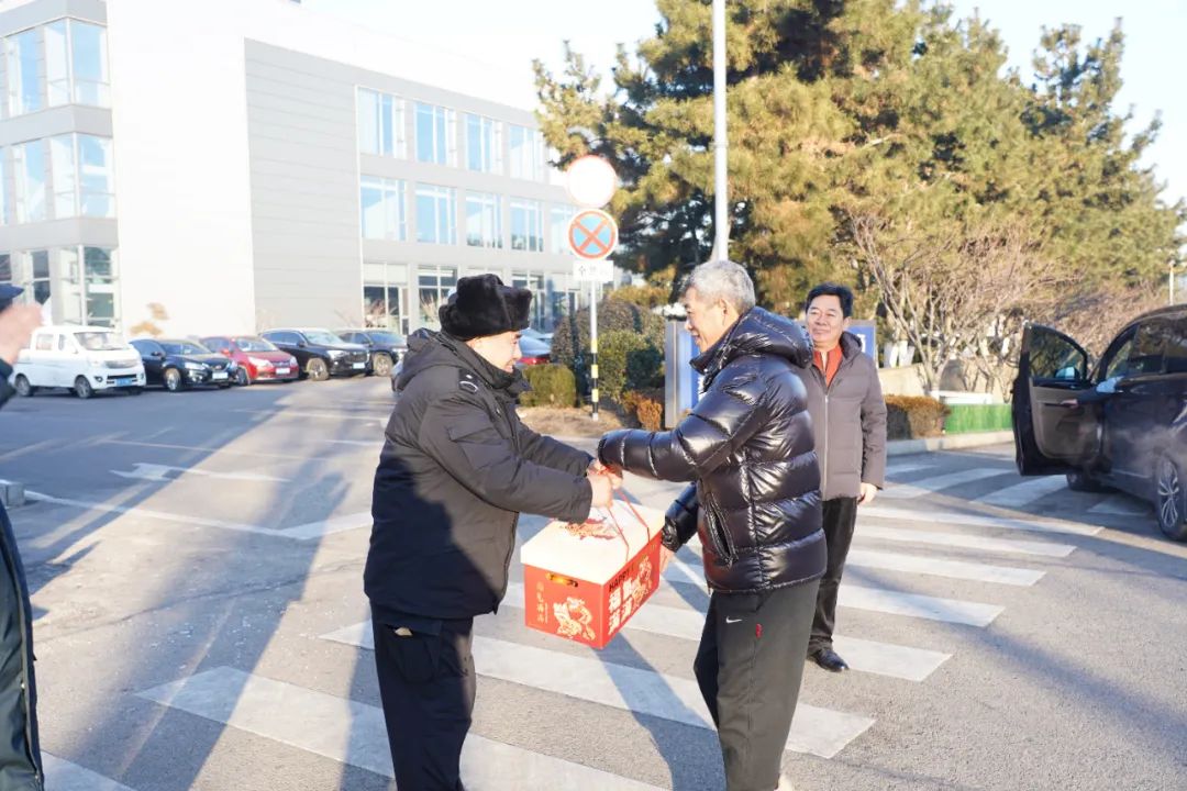 岗位坚守 | 万赢娱乐工业总司理徐承飞走访慰问春节在岗员工-万赢娱乐要闻-万赢娱乐