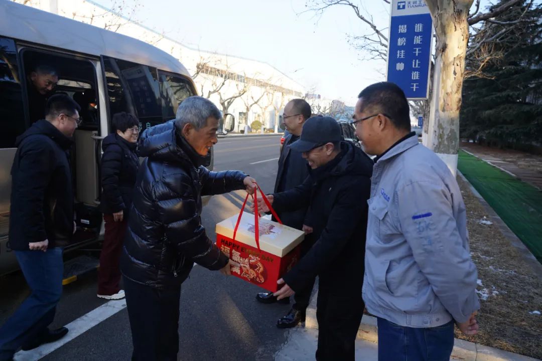 岗位坚守 | 万赢娱乐工业总司理徐承飞走访慰问春节在岗员工-万赢娱乐要闻-万赢娱乐