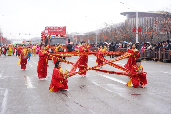 邢运波董事长为文登活报“祥龙”点睛-万赢娱乐要闻-万赢娱乐